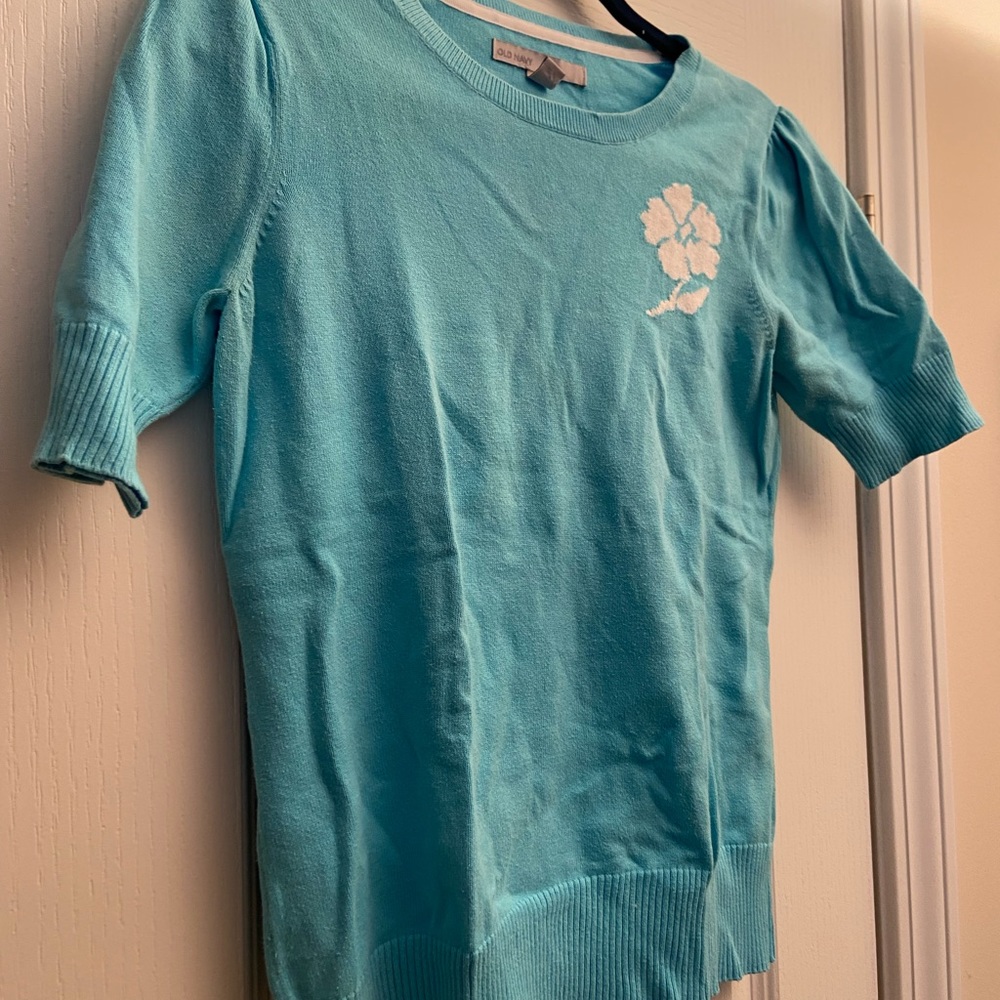 Old Navy size Medium sweater with flower - Picture 2 of 2